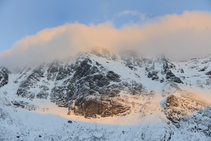 Norvège, Nordland, Iles Lofoten, coucher de soleil dans les montagnes de l'ile de Flakstad en hiver