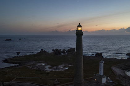 France, Finistère (29), Pays des Abers, Ile Vierge dans l'archipel de Lilia, le phare de l'Ile Vierge, le plus haut phare d'Europe avec 82,5 mètres, et l'ancien phare de 1845 (vue aérienne)