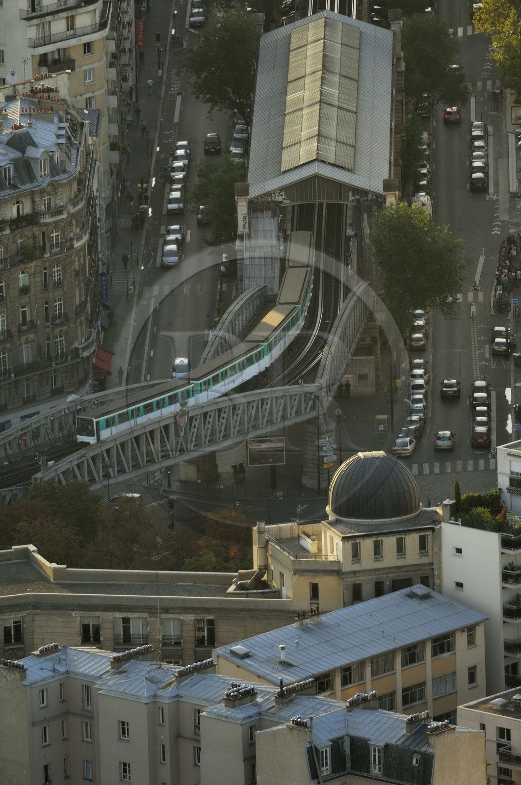 France, Paris (75), ligne de metro aerienne à la station Sèvres-Lecourbe