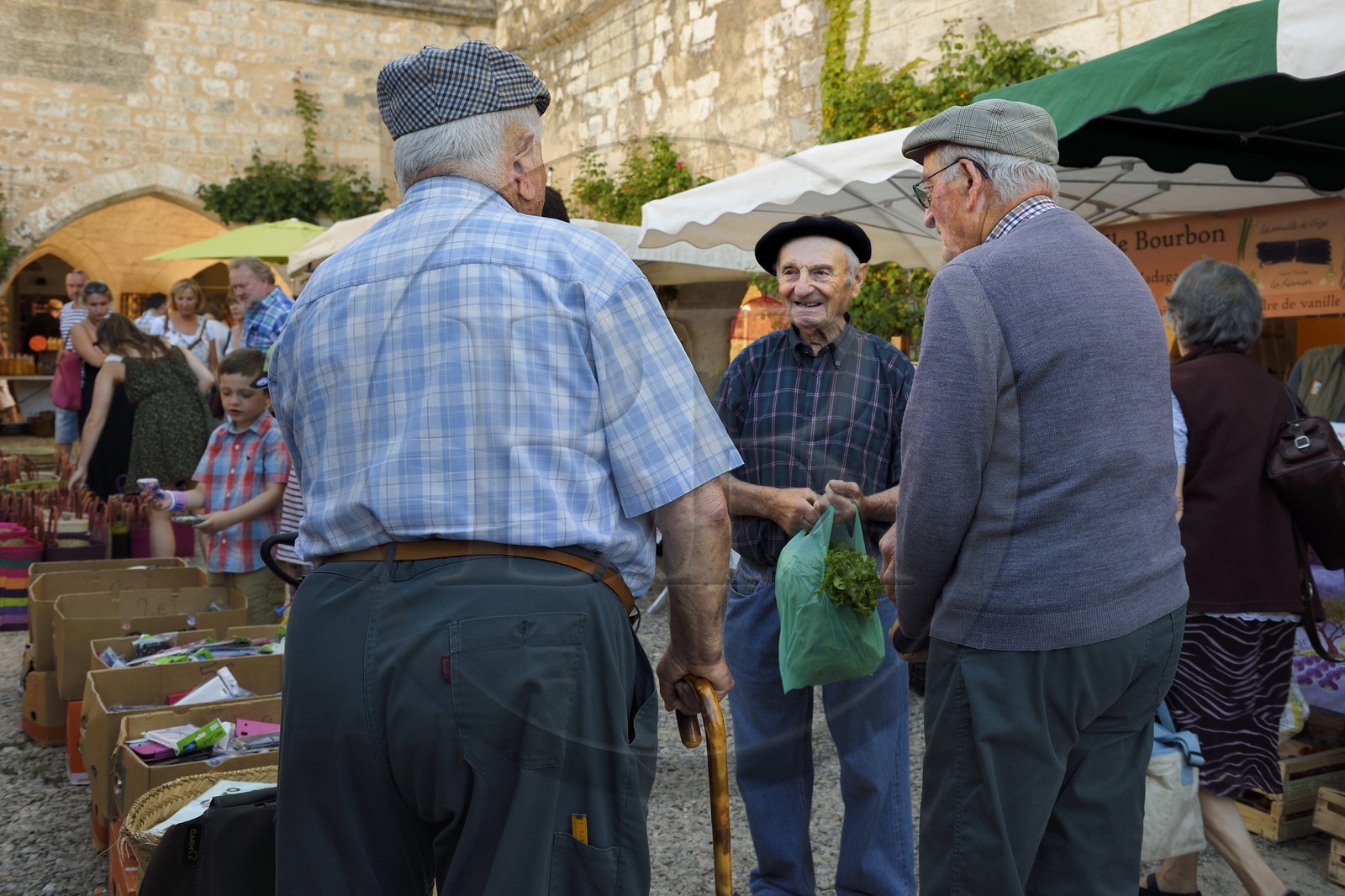 France, Dordogne (24), Périgord Pourpre, Monpazier, labellisé Les Plus Beaux Villages de France, jour de marché sur la place des Cornières, un trio des anciens du village