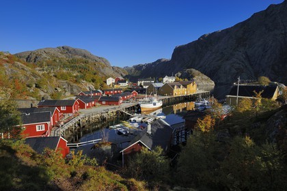 Norvège, Nordland, Iles Lofoten, Ile de Flakstadoy, le port du village restauré de Nussfjord
