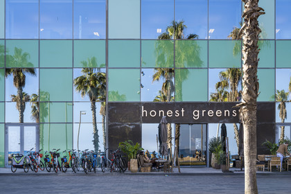 Espagne, Catalogne, Barcelone, La Barceloneta, Port Vell, restaurant Honest Greens sur le Front de mer