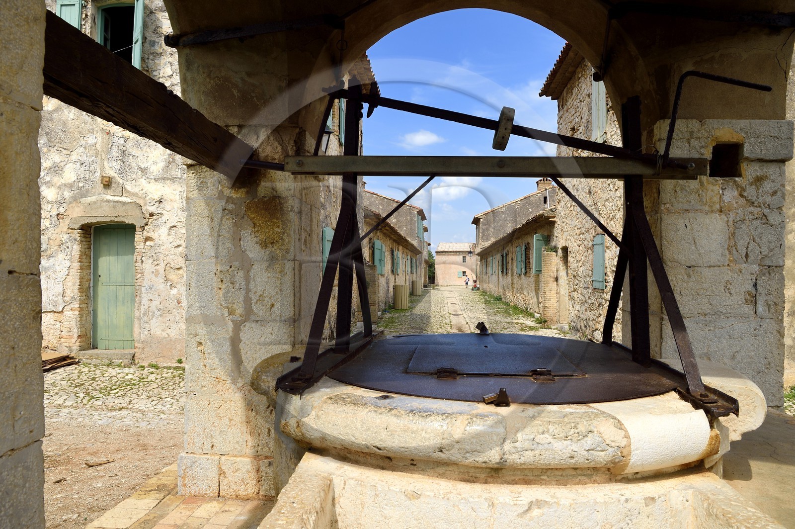 France, Alpes-Maritimes (06), Cannes, Iles de Lérins, Ile Sainte-Marguerite, le Fort Royal fortifié par Vauban, le puit et une ruelle