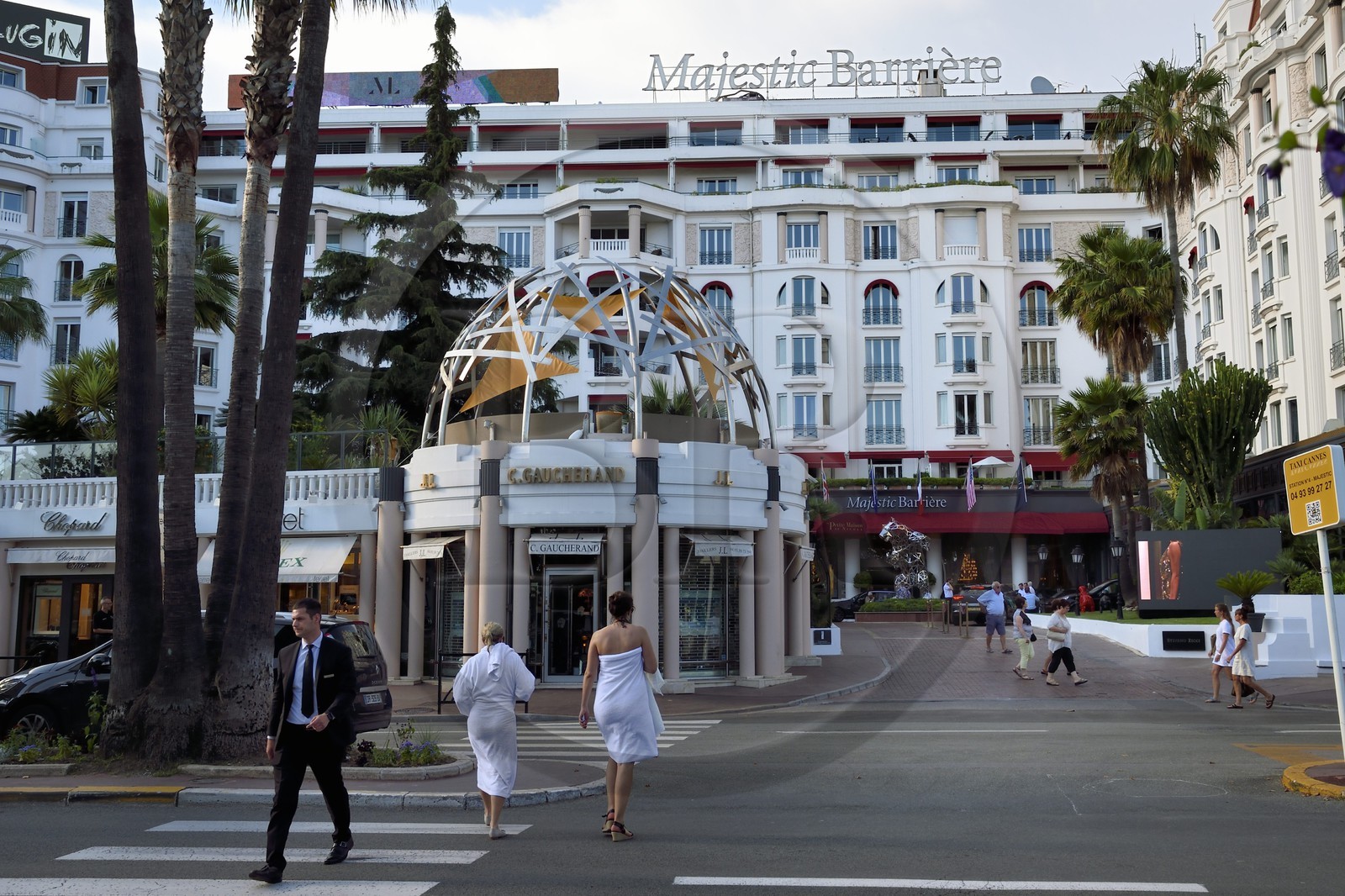 France, Alpes-Maritimes (06), Cannes, l'hotel Majestic du groupe Barrière sur le boulevard de la Croisette, le retour des baigneuses