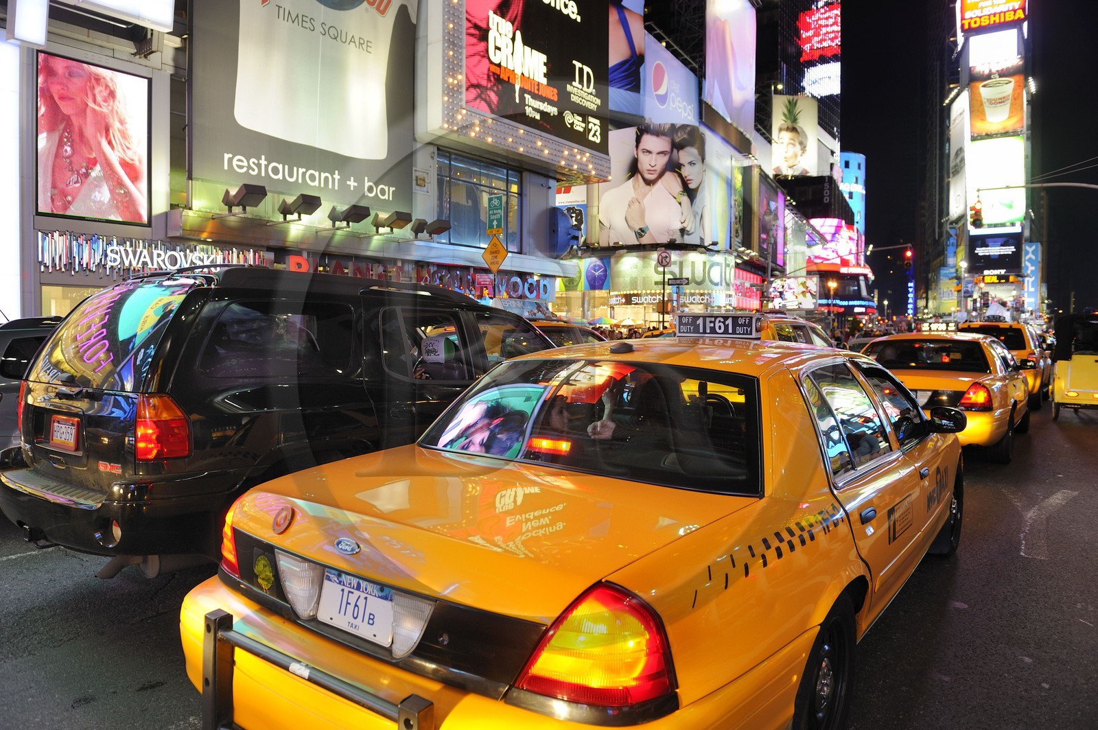 Etats-Unis, New York, Manhattan, Theater district sur Broadway, taxi jaune à Times Square