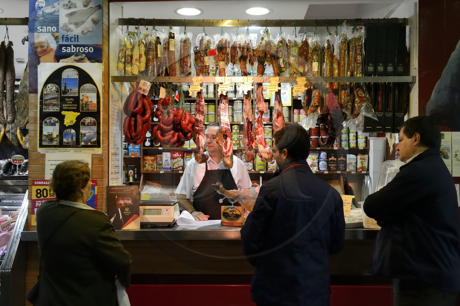 Espagne, Andalousie, Séville, quartier de Triana, le marché couvert de Triana, étal du charcutier