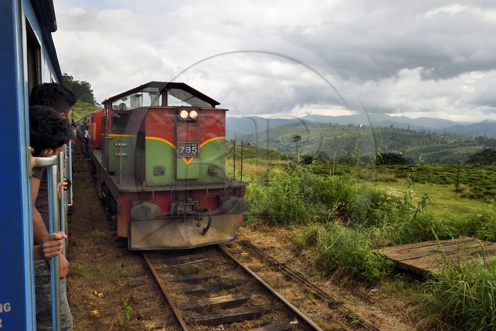 Sri Lanka, Province du Centre, trajet en train dans la région montagneuse de la culture du thé entre Hatton et Badulla, gare rurale de Great Western