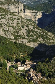 France, Hérault (34), village médiéval de Saint-Guilhem-le-Désert, labellisé Les Plus Beaux Villages de France, la combe de Gellone et le village au creux des monts de l'Infernet