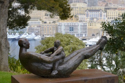 Principauté de Monaco, Monaco, les Jardins Saint Martin, sculpture L'homme et l'enfant par Axel Cassel