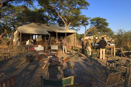 Zimbabwe, province de Matabeleland septentrional, parc national Hwange, Somalisa Expedition Camp de African Bush Camps, le salon ouvert sur l'extérieur, petit déjeuner