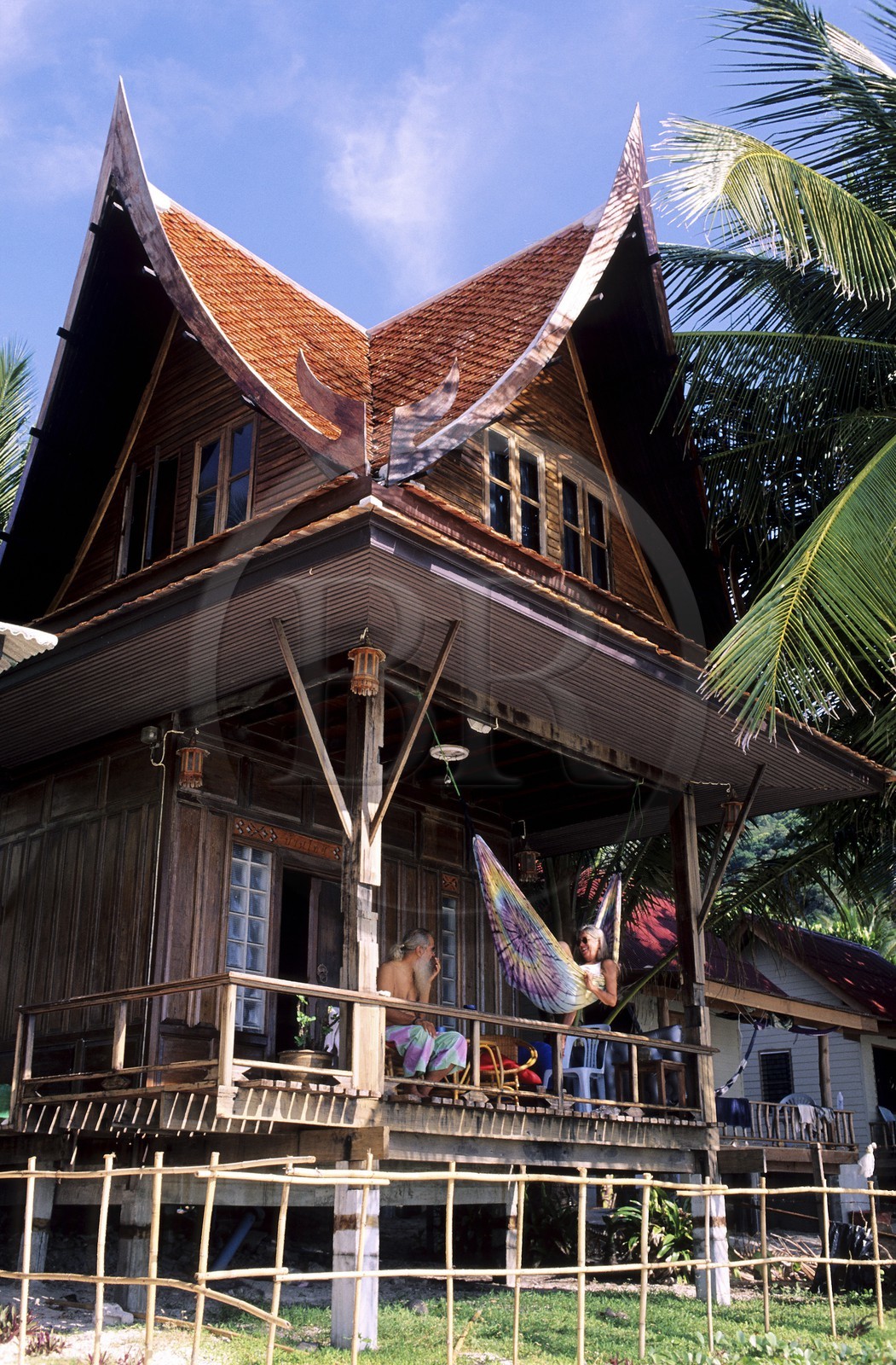 Thaïlande, Archipel îles Samui, île de Koh Pha-Ngan, couple d'anciens hippies dans leur maison à Had Rin