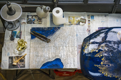 France, Hauts-de-Seine, Colombes, the french artist and lacquerer Isabelle Emmerique in her studio