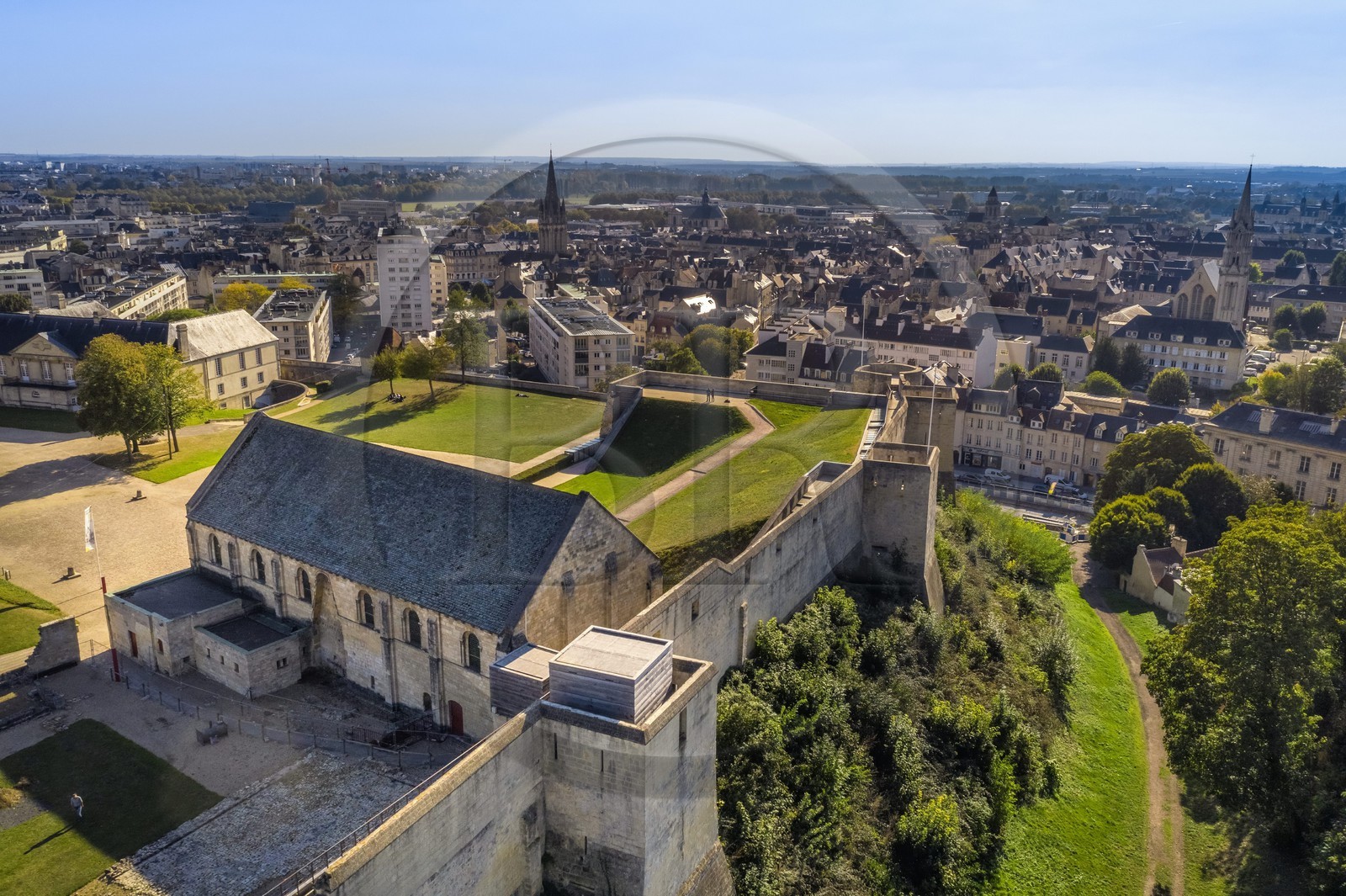 France, Calvados (14), Caen, le château ducal de Guillaume le Conquerant, la salle de l'Echiquier et les remparts (vue aérienne)