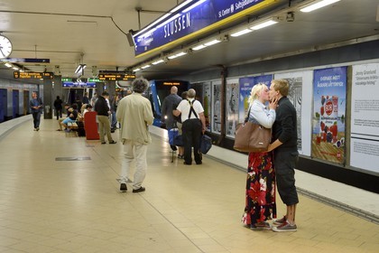 Suède, Stockholm, couple d'amoureux sur le quai de la station de metro Slussen