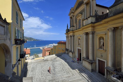 France, Alpes-Maritimes (06), Menton, la vieille ville, le parvis Saint-Michel et la basilique Saint-Michel-Archange à droite