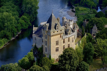 France, Dordogne (24), Périgord Noir, vallée de la Dordogne, Vitrac, le chateau de Montfort surplombant la Dordogne (vue aérienne)