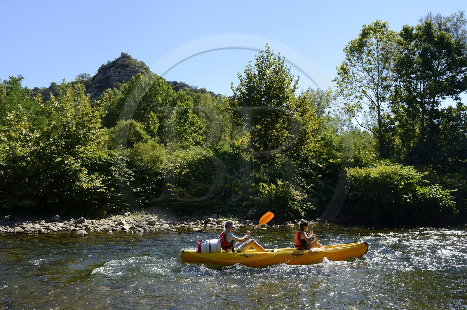 France, Ardèche (07), Les Vans, kayaks descendant la rivière Chassezac