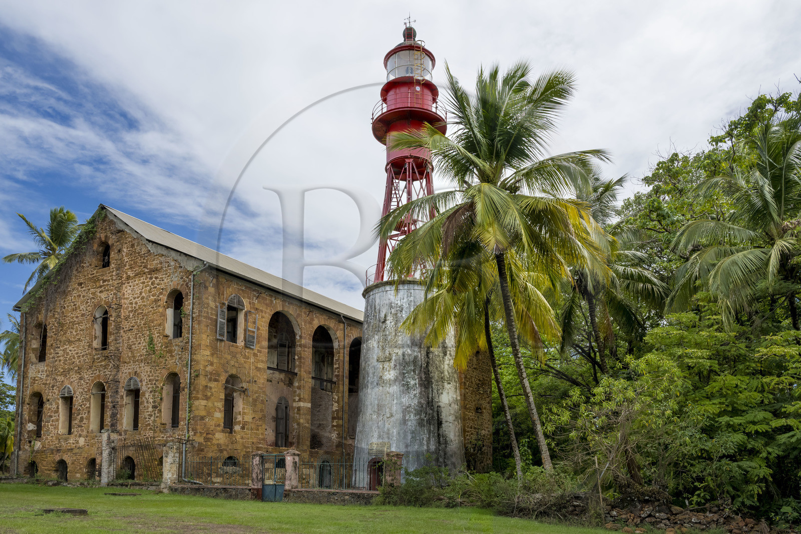 France, Guyane, Kourou, Iles du Salut, Ile Royale, le phare et les ruines de l'ancien hopital du bagne