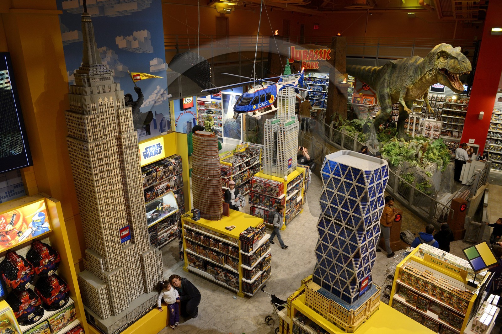 Etats-Unis, New York, Manhattan, Times Square, magasin de jouets ToysRUs, constructions géantes de buildings en Lego et le dinosaure Etats-Unis, New York, Manhattan, Times Square, magasin de jouets ToysRUs, constructions géantes de buildings en Lego et le dinosaure