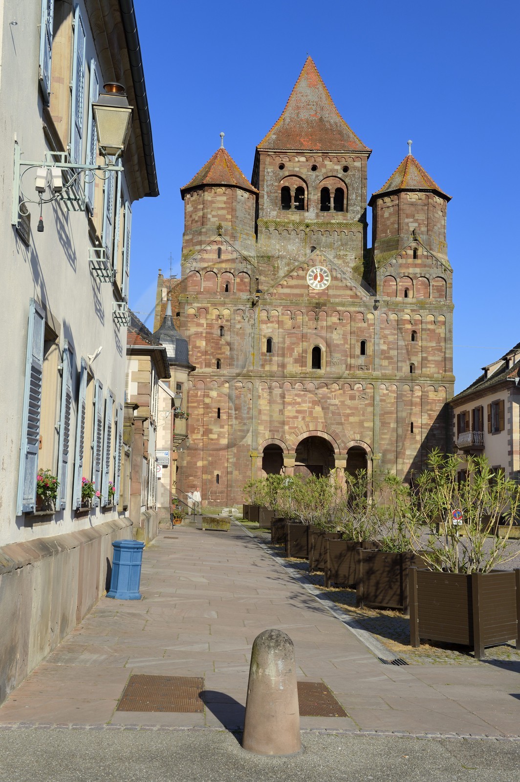 France, Bas Rhin (67), Marmoutier, l'église abbatiale romane du VIème siècle, façade occidentale en grès rouge des Vosges