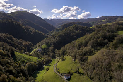 France, Pyrénées-Atlantiques (64), Pays-Basque, la vallée des Aldudes à Urepel, le Kintoa (le pays Quint) et la frontière espagnole en arrière plan (vue aérienne)