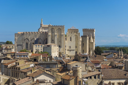 France, Vaucluse (84), Avignon, Palais des Papes classé Patrimoine mondial de l'UNESCO au dessus des toits de la vieille ville (vue aérienne)