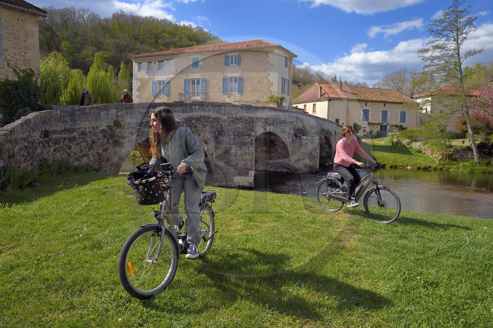 France, Dordogne (24), Périgord Vert, Saint-Jean-de-Côle, labellisé Les Plus Beaux Villages de France, cyclistes faisant la Flow Vélo devant le pont médiéval du XIIème siècle