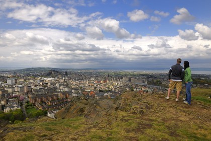 Royaume-Uni, Ecosse, Edimbourg, vue sur la ville qui s'étend jusqu'au Firth of Forth depuis l'Arthur's seat