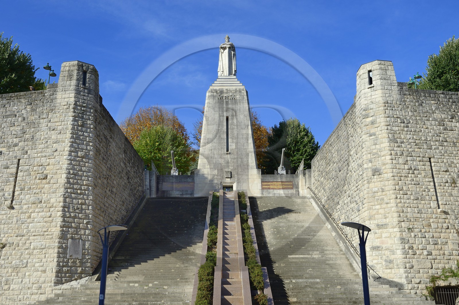France, Meuse (55), Verdun, Monument à la Victoire de l'architecte Léon Chesnay, crypte commémorative dans laquelle sont conservés les fichiers des soldats titulaires de la médaille de Verdun, statue de guerrier franc au sommet