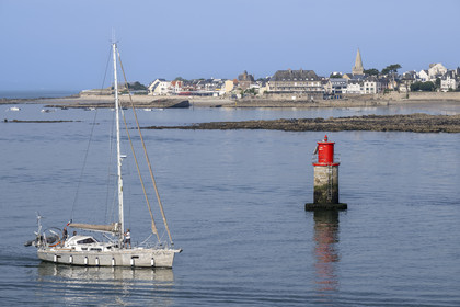 France, Morbihan (56), Port-Louis, voilier passant sous les remparts de la citadelle de Port-Louis, Larmor-Plage en arrière plan