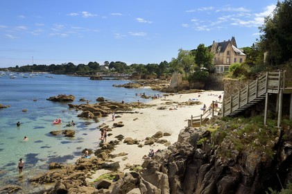 France, Finistere (29), Fouesnant, the coastline walkway between Cap Coz and the Pointe de Beg Meil, beach along the coastal path or GR 34