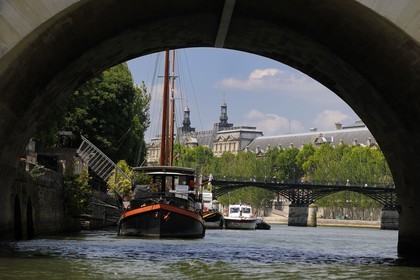 France, Paris (75), péniches amarées quai de Conti avec le Louvre au fond