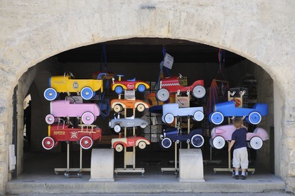 France, Gard (30), Uzès, magasin de voitures à pédales sur la Place aux Herbes