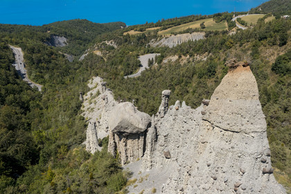 France, Hautes Alpes (05), Le Sauze-du-Lac, les Demoiselles Coiffées de Pontis au dessus du lac de Serre-Ponçon (vue aérienne)