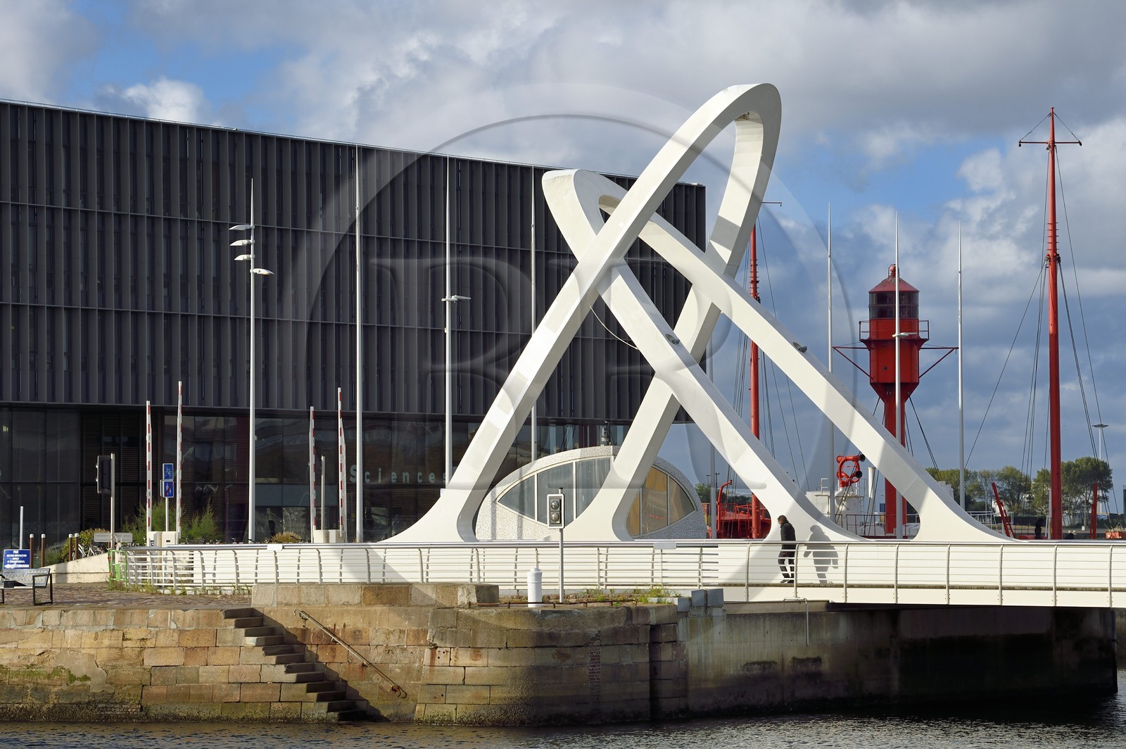 France, Seine-Maritime (76), Le Havre, quartier des docks, le pont tournant des Docks qui ferme le bassin Paul Vatine, batiment de Sciences Po et le bateau phare (bateaux-feux) dans le bassin de l’Eure en arrière plan