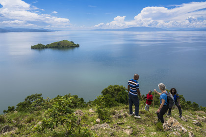 Rwanda, Province de l’Ouest, Karongi (anciennement nommée Kibuye), lac Kivu, randonnée au sommet de l'Ile Napoléon (ou Tembabagoyi)pour une vue générale sur le lac et la République démocratique du Congo en arrière plan