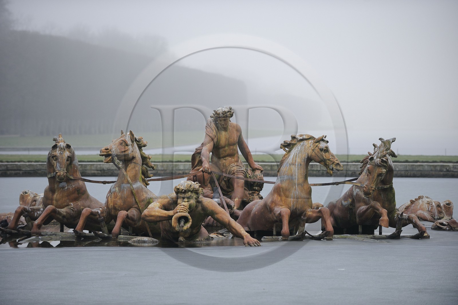 France, Yvelines (78), château de Versailles, classé Patrimoine Mondial de l'UNESCO, le bassin d' Apollon dans la brume hivernale