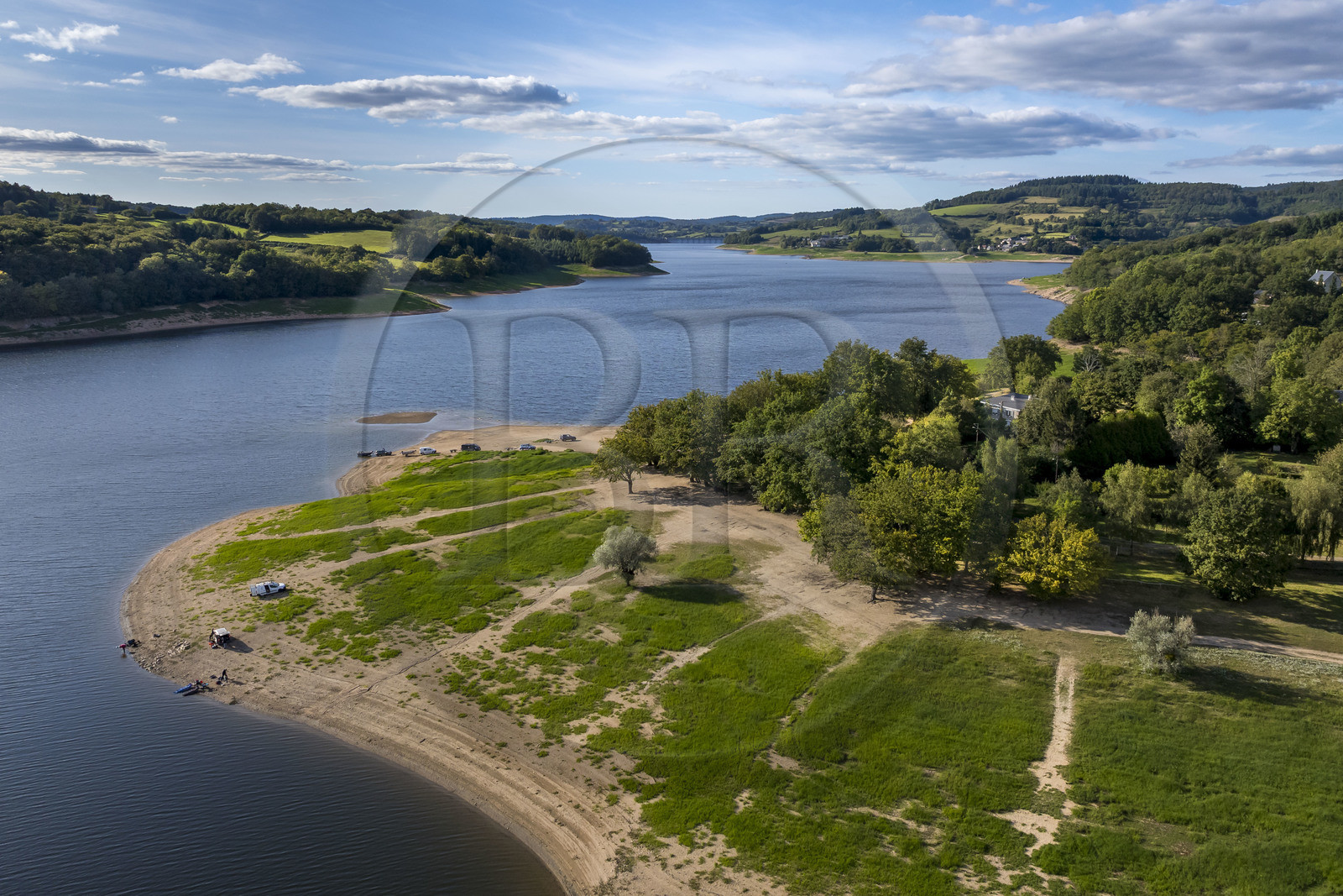 France, Nièvre (58), Parc naturel régional du Morvan, Chaumard, lac de Pannecière, pêcheurs sur la rive (vue aérienne)