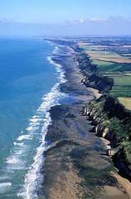 France, Calvados (14), Omaha Beach, une des plages du débarquement de la Seconde Guerre Mondiale, vers Port-en-Bessin (vue aérienne)