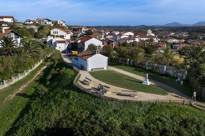 France, Pyrénées-Atlantiques (64), la côte du Pays-Basque à Bidart, la chapelle de la Madeleine (vue aérienne)