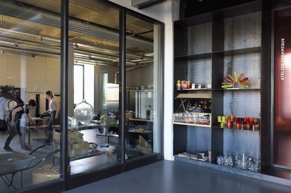 France, Charente (16), Cognac, Fondation d’Entreprise Martell, institution culturelle pluridisciplinaire (art, design et craft, architecture, musique, danse…), l'atelier des artisans verriers Laetitia Andrighetto et Jean-Charles Miot