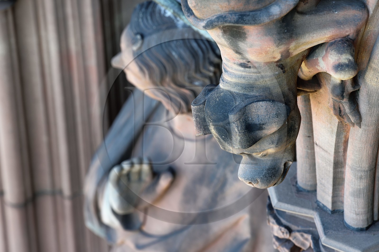 France, Bas-Rhin (67), Strasbourg, vieille ville classée au Patrimoine Mondial de l'UNESCO, la cathédrale Notre-Dame, la facade occidentale, la galerie des apotres, êtres difformes et chimériques sur les colonnes entre les apotres