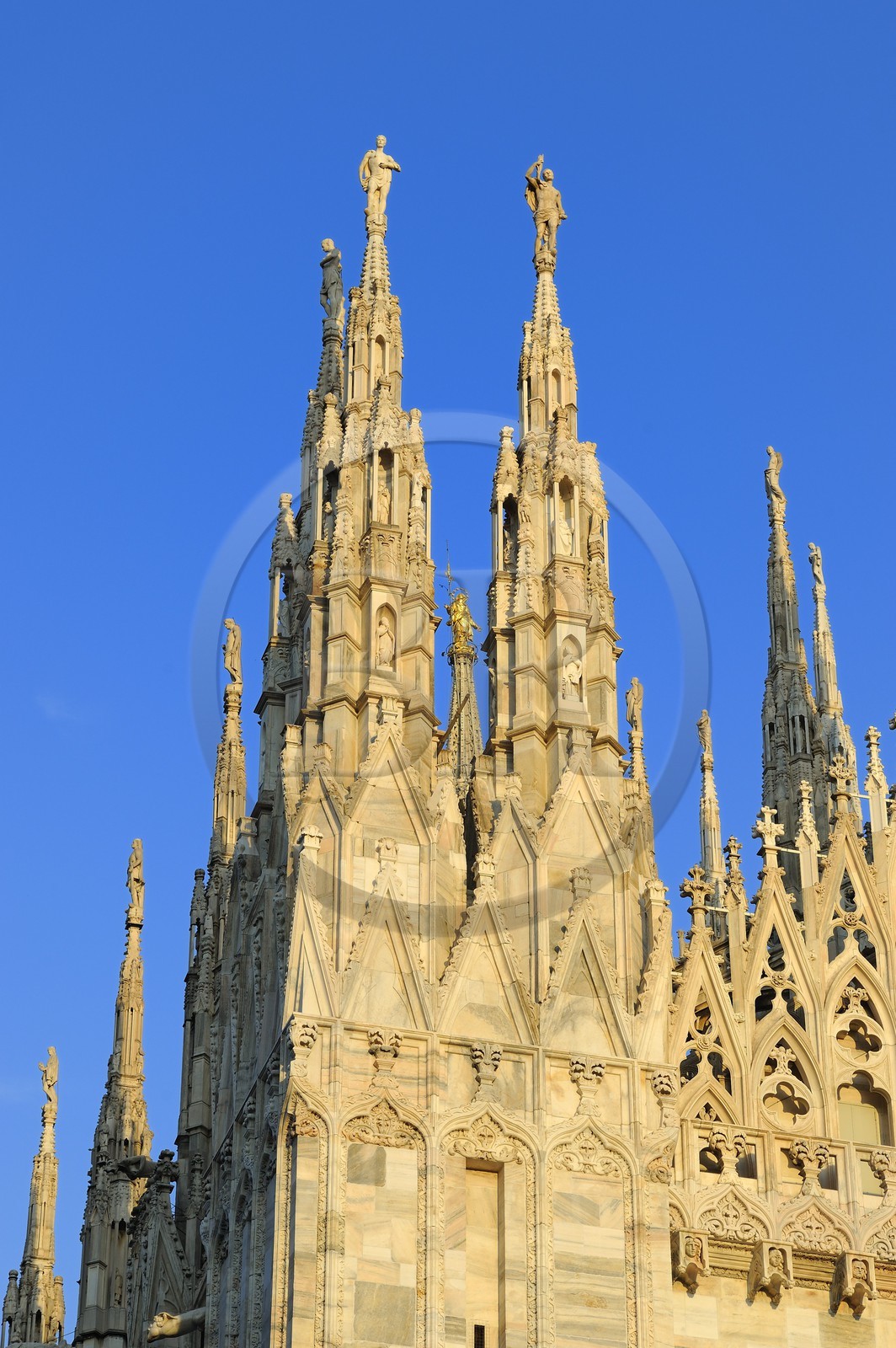 Italie, Lombardie, Milan, le Duomo dans le centre historique, cathédrale de style gothique flamboyant, les flèches surmontées de statues