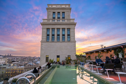 Espagne, Catalogne, Barcelone, quartier de l'Eixample, rooftop de l'Hotel Iberostar Selection Paseo de Gràcia qui domine la place de Catalogne (placa de Catalunya)