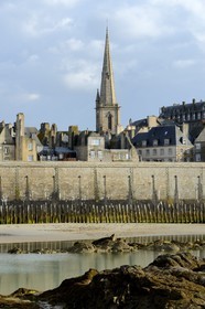  France, Ille-et-Vilaine, cote d'emeraude (Emerald Coast), Saint Malo, the north ramparts and the bell tower of the Cathedral of St. Vincent