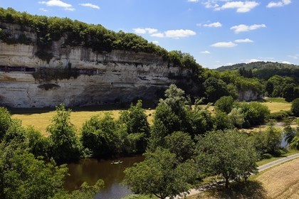 France, Dordogne (24), Périgord Noir, vallée de la Vézère, site préhistorique et grotte ornée classés Patrimoine Mondial de l'UNESCO, Peyzac-le-Moustier, falaise de La Roque-Saint-Christophe, site troglotytique datant de la Préhistoire (vue aérienne)