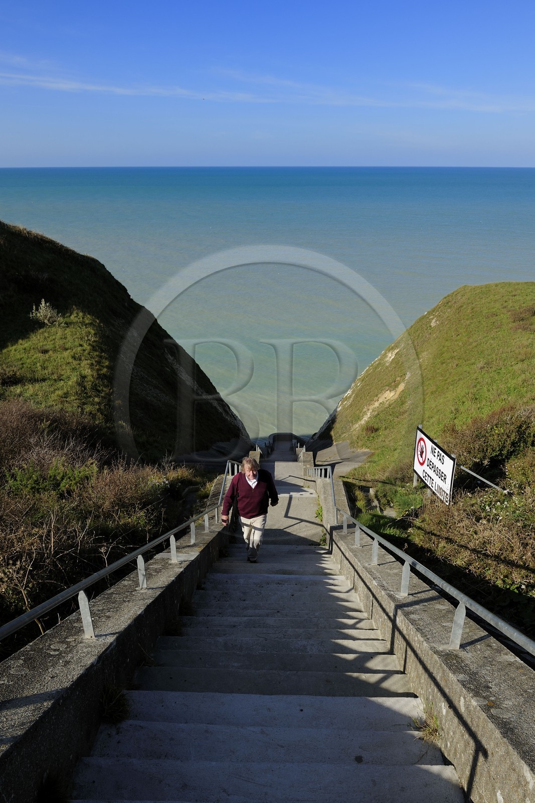 France, Seine-Maritime (76), Pays de Caux, Côte d'Albâtre, petite valleuse à Sotteville-sur-Mer, escalier menant à la mer