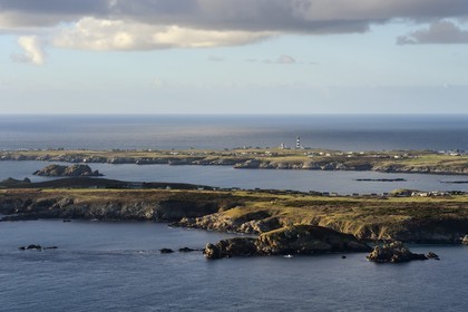 France, Finistère (29), parc naturel régional d'Armorique, mer d'Iroise, Ile d'Ouessant, réserve de Biosphère (UNESCO), phare du Creach et la côte ouest (vue aérienne)