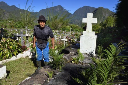 France, Ile de la Reunion, Cirque de Salazie, classé Patrimoine Mondial de l'UNESCO, Hell-Bourg, labellisé les Plus Beaux Villages de France, Philippe Cocotier dit La Chine, agent communal natif de Hell Bourg est en charge de l'entretien du cimetière