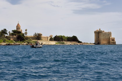 France, Alpes-Maritimes (06), Cannes, Iles de Lérins, Ile de Saint-Honorat, Abbaye de Lérins, l'église abbatiale du monastère à gauche et l'ancien monastère fortifié élevé en 1073 à droite